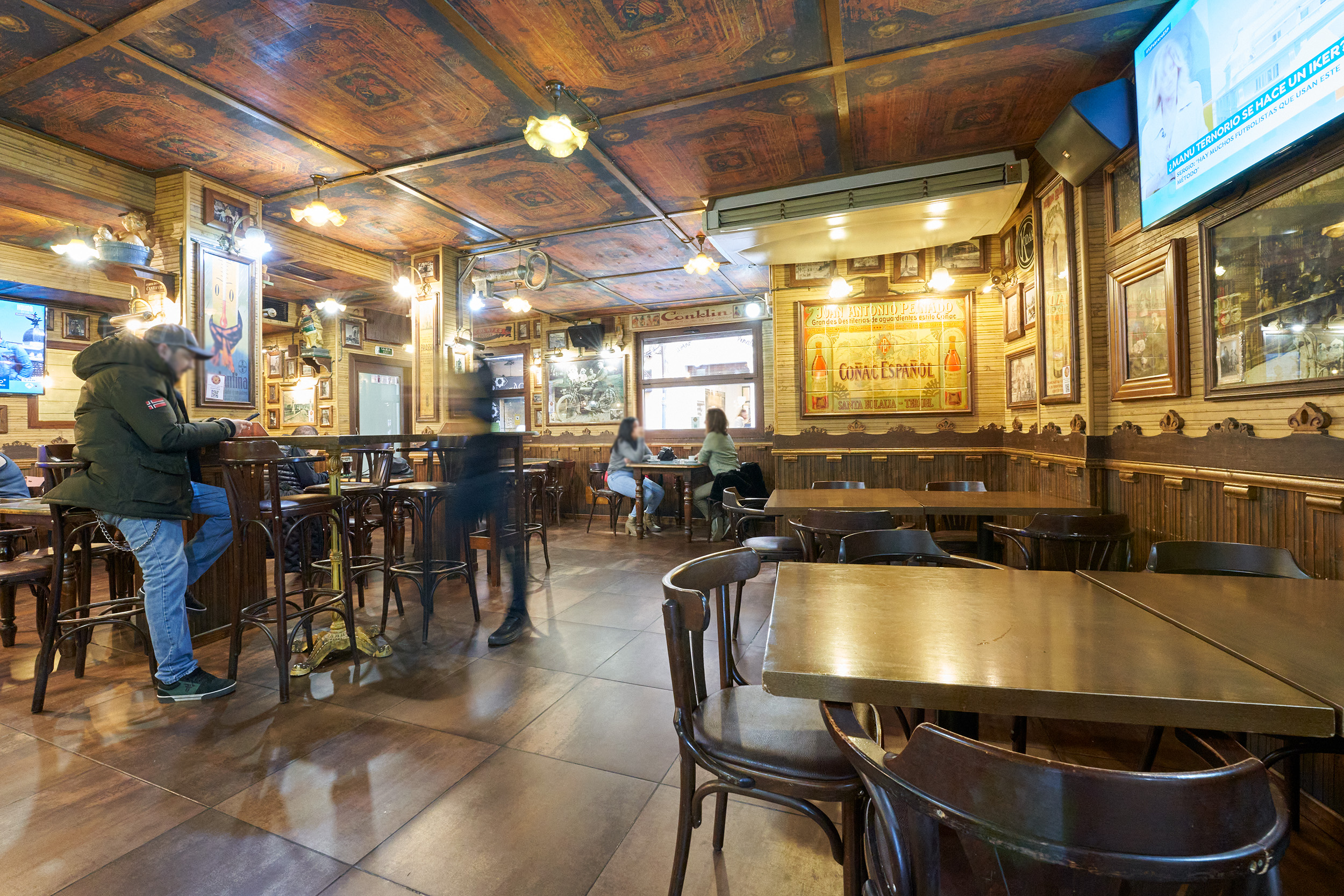 Restaurante de madera al estilo las cafeterías del siglo XIX
