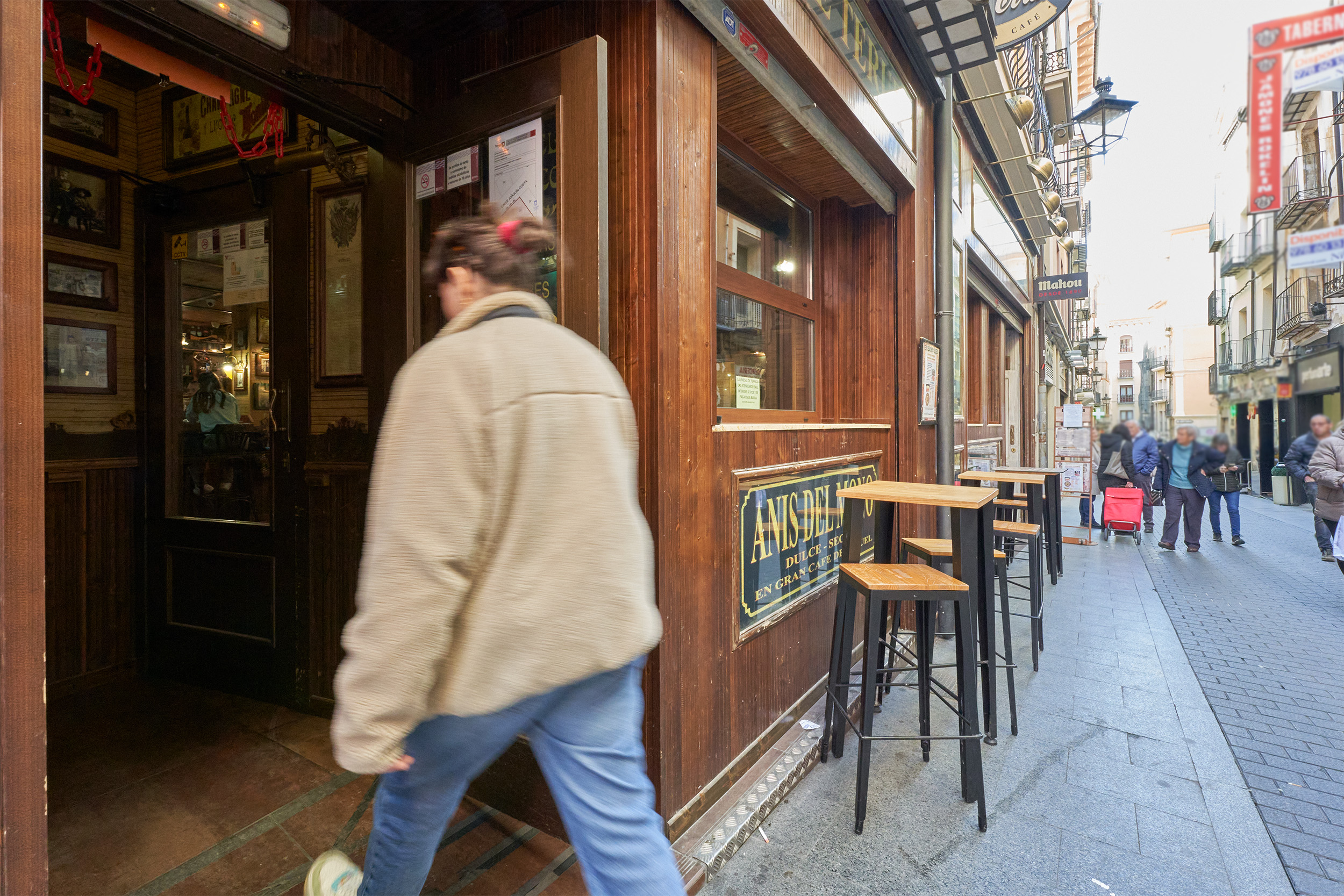 Chica entrando a nuestra cafetería de estilo del siglo XIX
