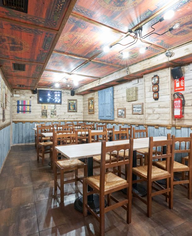 Restaurante tradicional con sillas de madera en el centro de Teruel