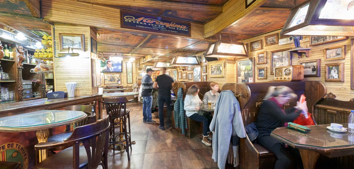 Local revestido de madera al estilo las cafeterías del siglo XIX